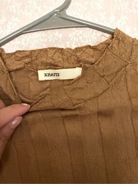 KHAITE Warm Camel Ribbed Knit Tee